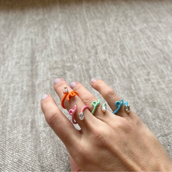 💚 Light Green Baby Tendril Vine Enamel Ring ✨ - Picture 7 of 13